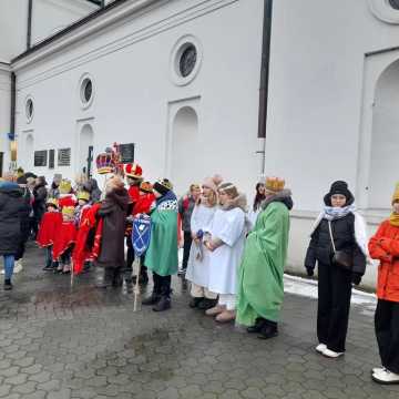 [WIDEO] Orszak Trzech Króli 2025 w Radomsku. „Kłaniajcie się królowie!”