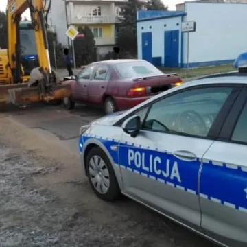 Wjechał autem osobowym w koparkę