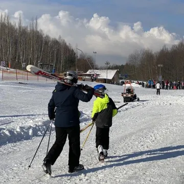 Tłumy narciarzy na Górze Kamieńsk