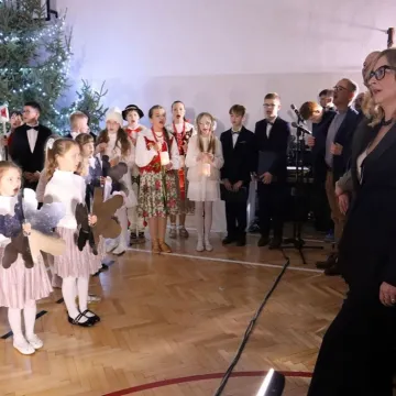 Szkolna sala zamieniła się w koncertową scenę. Noworoczne kolędowanie w Gidlach