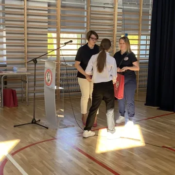 Foto budka, pokazy, poznawanie szkoły. Dzień  Otwarty w ZSP w Kamieńsku