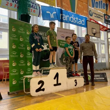 Młodzi zapaśnicy UKS „Zapaśnik” Radomsko na matach w Bełchatowie