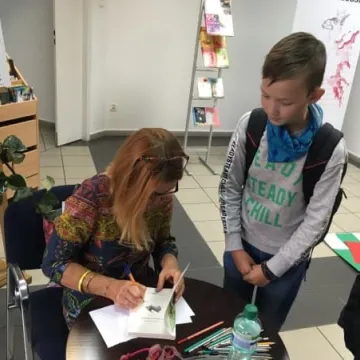 Spotkanie młodzieży z pisarką w bibliotece
