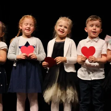 Dzieci z PP nr 9 w Radomsku wystąpiły w MDK dla mamy i taty