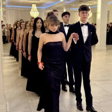 Odliczanie do matury rozpoczęło się eleganckim balem w LO Przedborzu