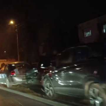 [WIDEO] Efekt domina na ul. Brzeźnickiej w Radomsku. Zderzyły się 4 samochody