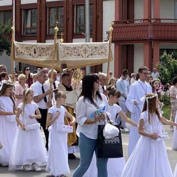 [WIDEO] Procesja ku czci Bożego Ciała z parafii NMP Królowej Polski w Radomsku przeszła ulicami miasta