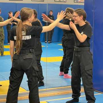 Uczniowie klas mundurowych z Radomska uczestniczyli w manewrach WOT