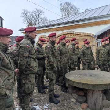 Wojskowi na historycznym spacerze po Przedborzu