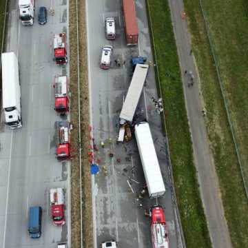Jedna ofiara śmiertelna po zderzeniu czterech ciężarówek na autostradzie  A1