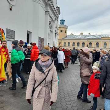 [WIDEO] Orszak Trzech Króli 2025 w Radomsku. „Kłaniajcie się królowie!”