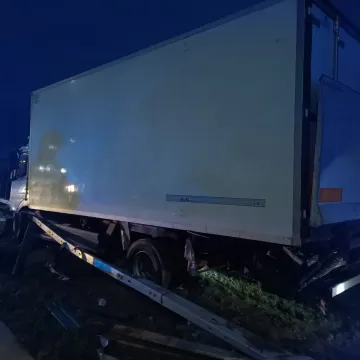 Wystrzeliła opona. Kierowca stracił panowanie nad pojazdem