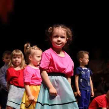 Dzieci z PP nr 9 w Radomsku wystąpiły w MDK dla mamy i taty