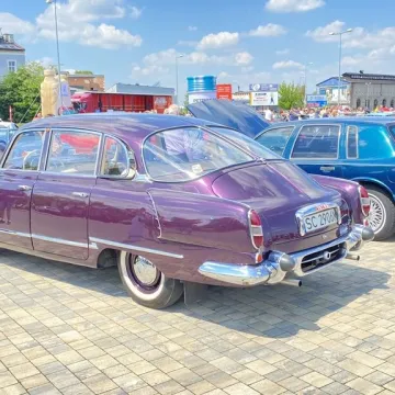 Klasyki zaparkowały w Radomsku. Trwa Auto-Moto Weteran 5