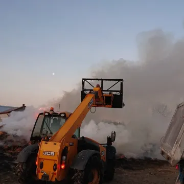 Brudzice: spłonęły baloty słomy i opony