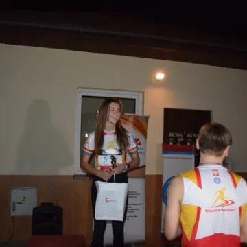 Nocne bieganie po placu targowym 