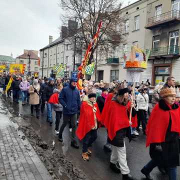 [WIDEO] Orszak Trzech Króli 2025 w Radomsku. „Kłaniajcie się królowie!”