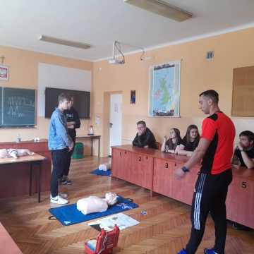 Nauka pierwszej pomocy w ZSP w Kamieńsku