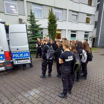 Uczniowie klas mundurowych z wizytą w Komendzie Policji w Radomsku