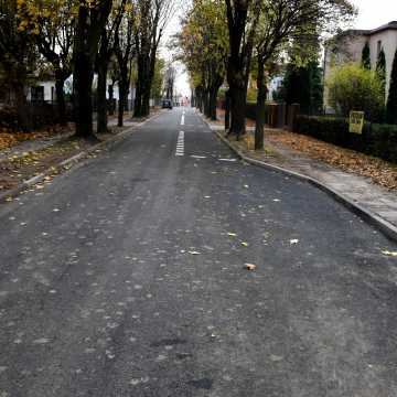 Piotrków Tryb.: ulica Staszica z wodociągiem i asfaltem