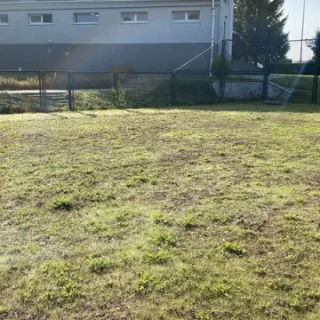 I LO w Radomsku doczeka się nowoczesnego boiska. Wicemarszałek podpisał umowę