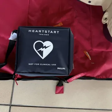 AED już dostępny na budynku OSP Pławno