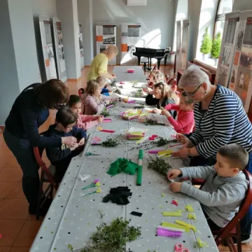 Dzieci tworzyły wielkanocne palmy