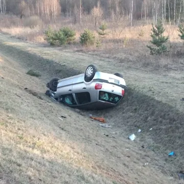Wypadek na obwodnicy Radomska. 87-latek stracił panowanie nad pojazdem