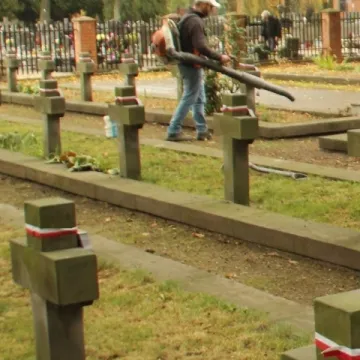 Piotrków Tryb.: posprzątali Cmentarz Wojenny