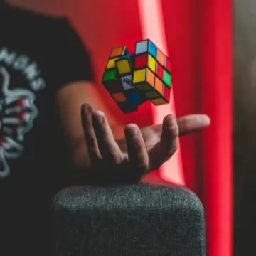 17 kwietnia – Światowy Dzień Kostki Rubika