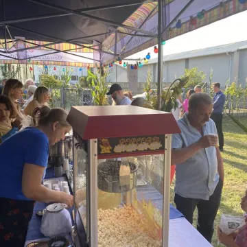 Kietlin świętował przy stole i na zjeżdżalni