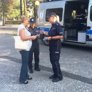 Policjanci prezentują mapę zagrożeń
