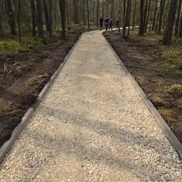 Postęp prac przy budowie tężni solankowych i ścieżek na Wrzoskach w Kamieńsku