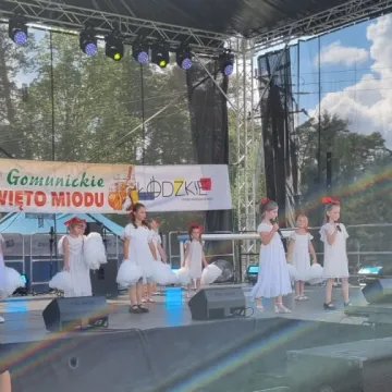 Słodka zabawa z miodem w Gomunicach