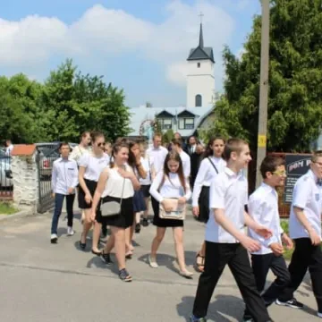 PSP 8 w Radomsku nadano imię „Przyjaciół Dzieci”. Uroczystości 50-lecia