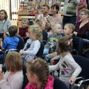 Spotkanie autorskie z Ewą Kaczmarczyk w bibliotece w Radomsku