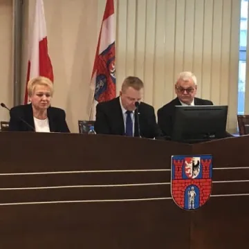 Trudne początki radnych powiatowych