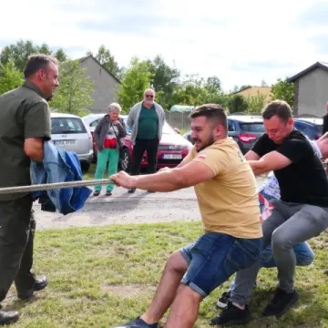 Strażacki piknik rodzinny w Dąbrówce zintegrował mieszkańców