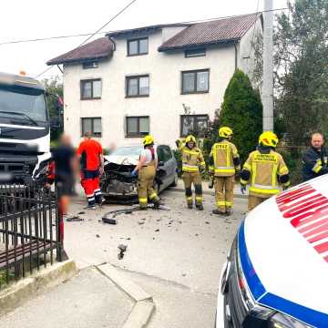 Kierowca osobowego renault zderzył się z betoniarką