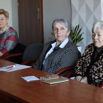 Seniorzy z Radomska na obradach. Rozmawiali o smogu i Medalu Miasta Radomska