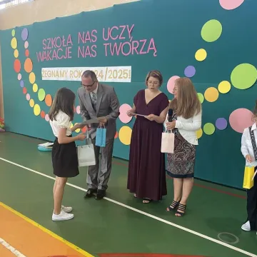 Zasłużone wakacje. Uczniowie „Jedynki” uroczyście zakończyli rok szkolny