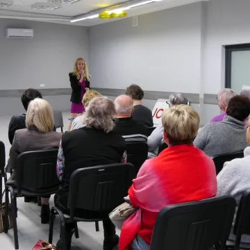 Seniorzy z UTW „Wiem Więcej” spotkali się z aktorką Anną Rakowską