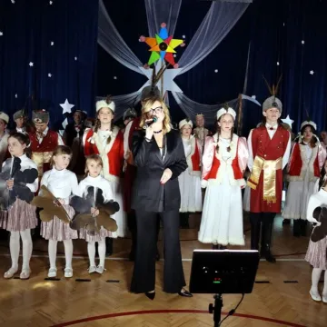 Szkolna sala zamieniła się w koncertową scenę. Noworoczne kolędowanie w Gidlach