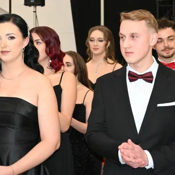 Polonez i odliczanie do matury. Studniówka ZSE w Radomsku