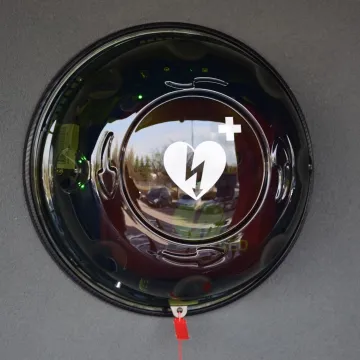 Przy Urzędzie Miasta w Radomsku zamontowano defibrylator