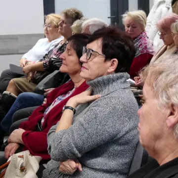 Seniorzy z UTW „Wiem Więcej” spotkali się z aktorką Anną Rakowską