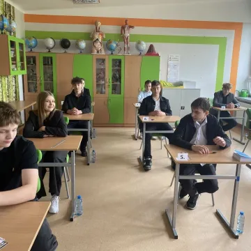 Ósmoklasiści z PSP nr 8 stawiają czoła egzaminowi z matematyki