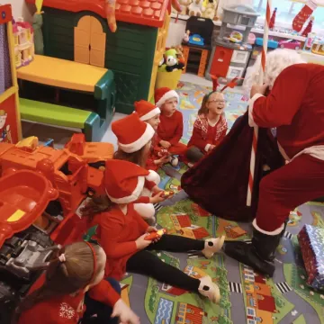 Święty Mikołaj w PSP nr 8 w Radomsku