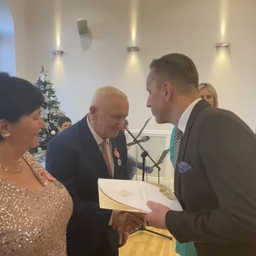 Sześć par uhonorowanych medalami za długoletnie pożycie małżeńskie