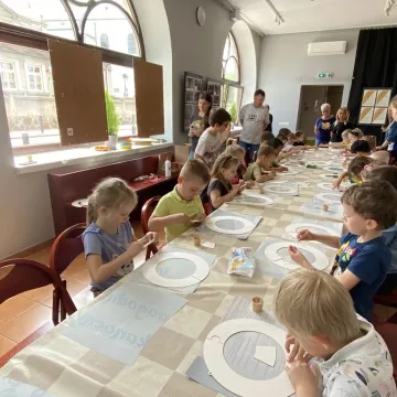 Emocje i wiosna na warsztatach kartonowych w Muzeum Regionalnym w Radomsku